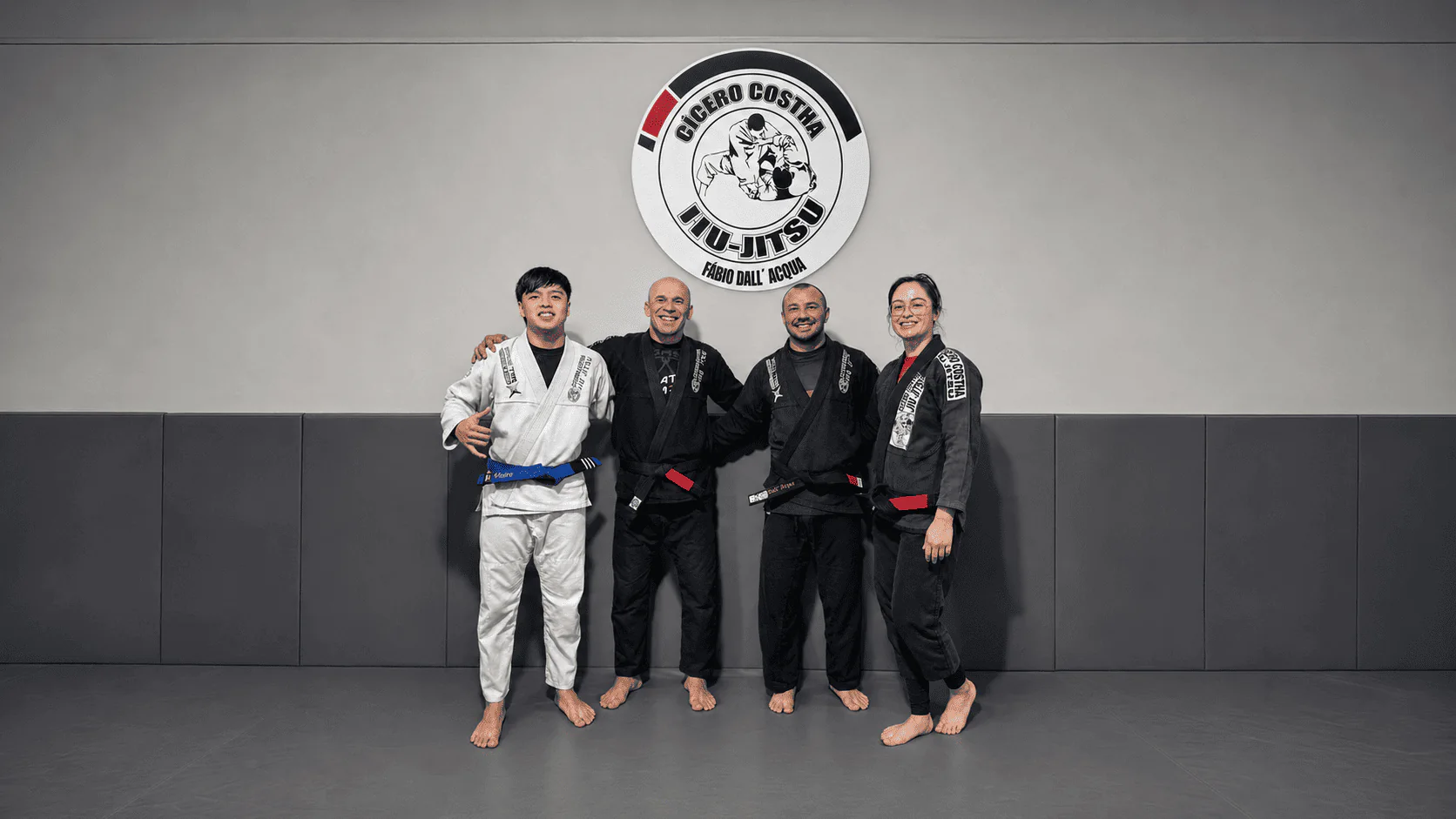 Família Dall'Acqua usando kimonos da equipe Cícero Costha