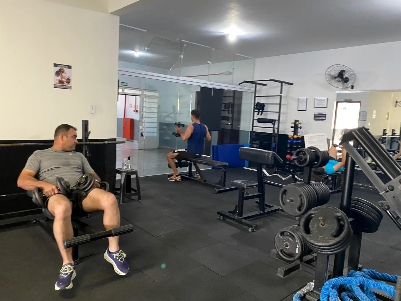 Aluno utilizando a área de musculação